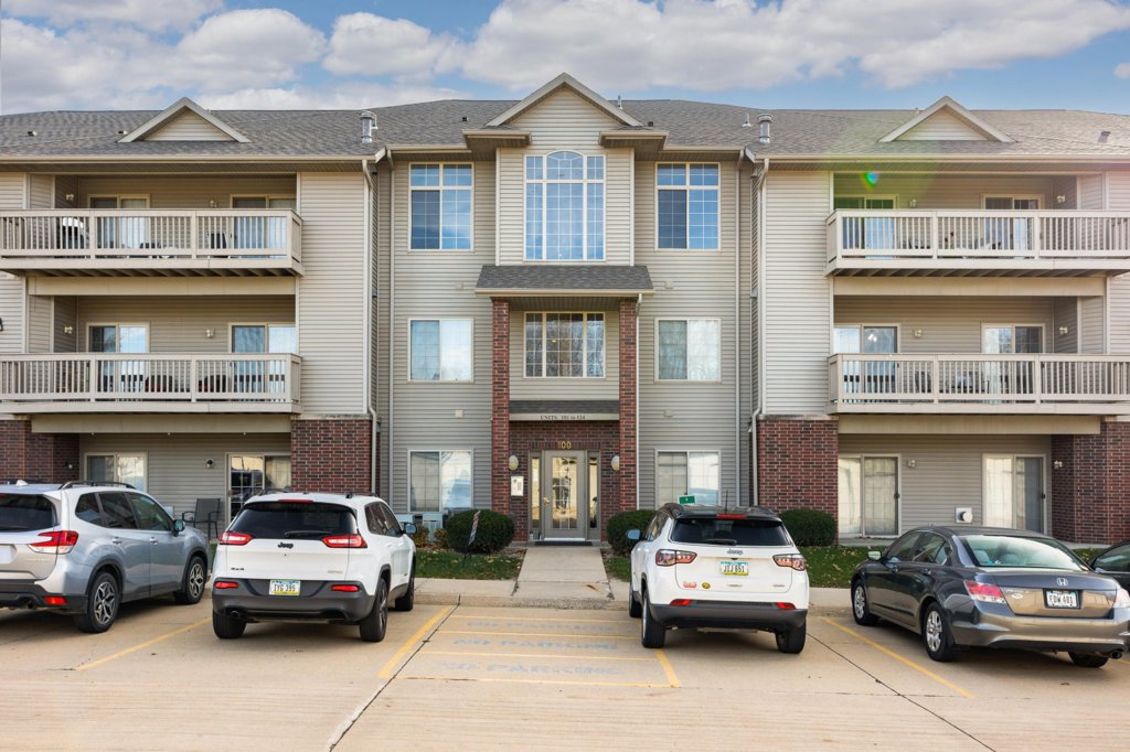 250 Cimarron Drive Northeast Unit 122 Cimarron Dr NE, Hiawatha, IA Amy Re/Max Concepts