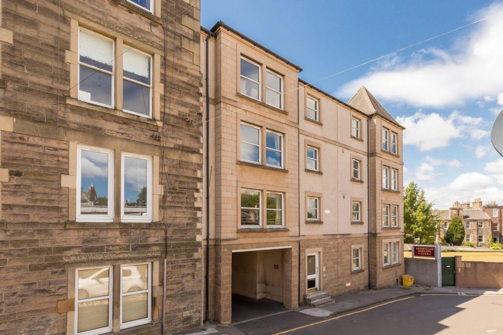 10/8 Ardmillan Place Ardmillan, Edinburgh Marina Ferbej Ellisons