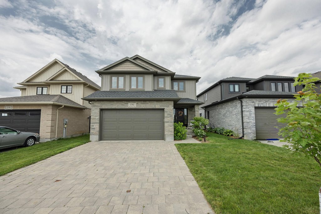 196 Gilmour Dr by Click 360 Photography Inc.