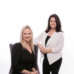 Nikki & Nicole Profile Picture