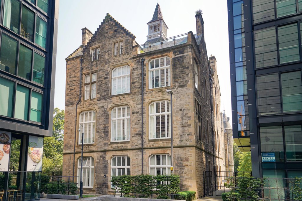 25/12 Simpson Loan 25 Simpson Loan, Edinburgh EH3 9GE Laura