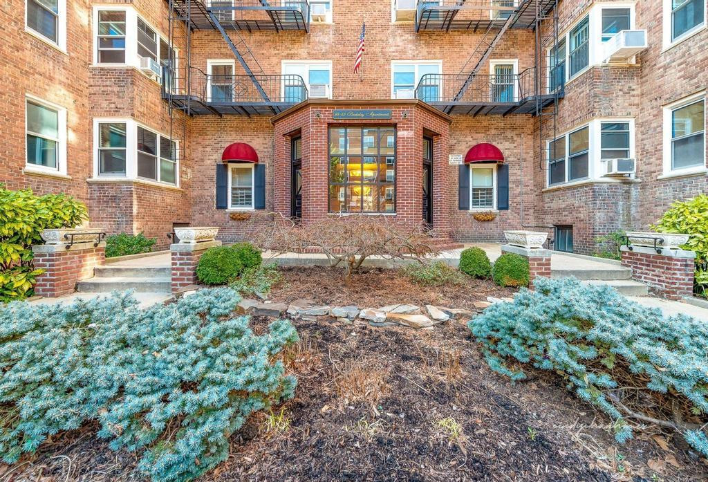 FOR SALE 9945 67th Rd 104 Lily Tran Lily Tran Team