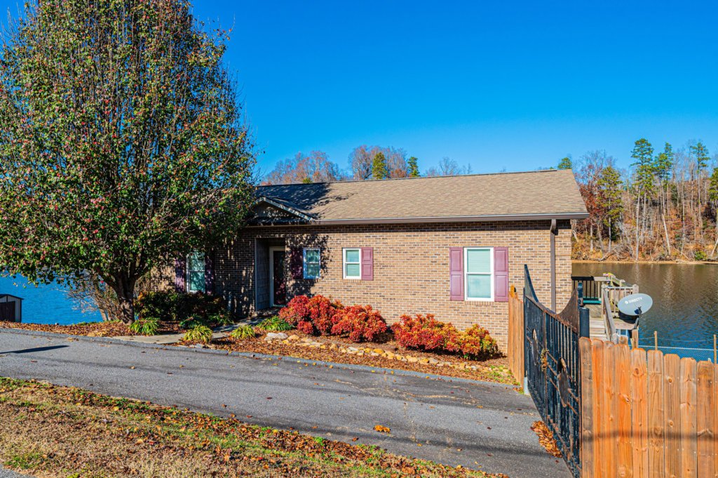 209 Catawba Ave, Hickory Glenn Fisher Lake Homes Realty