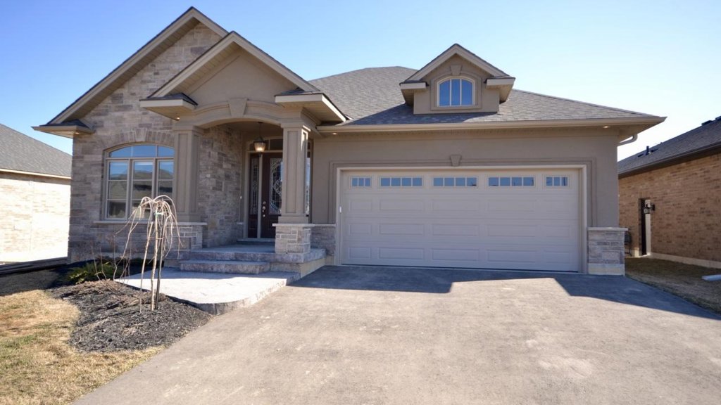 28 Whiting Drive Paris Ontario Johnny Szasz Peak Realty Ltd