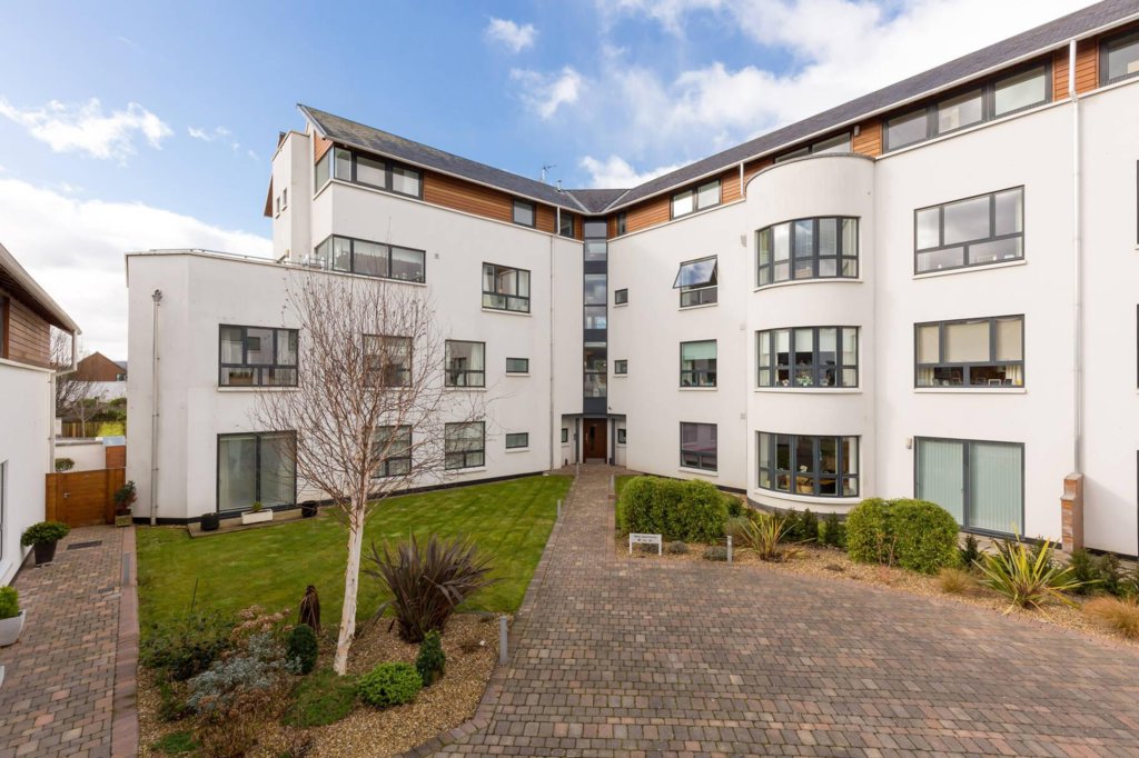 30/7 Brighouse Park Cross Rettie